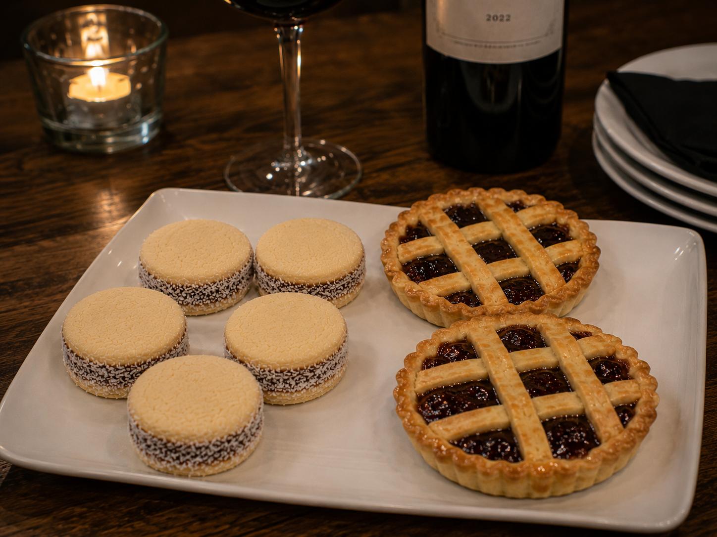 Mesa dulce argentine avec alfajores et pastafrola artisanale