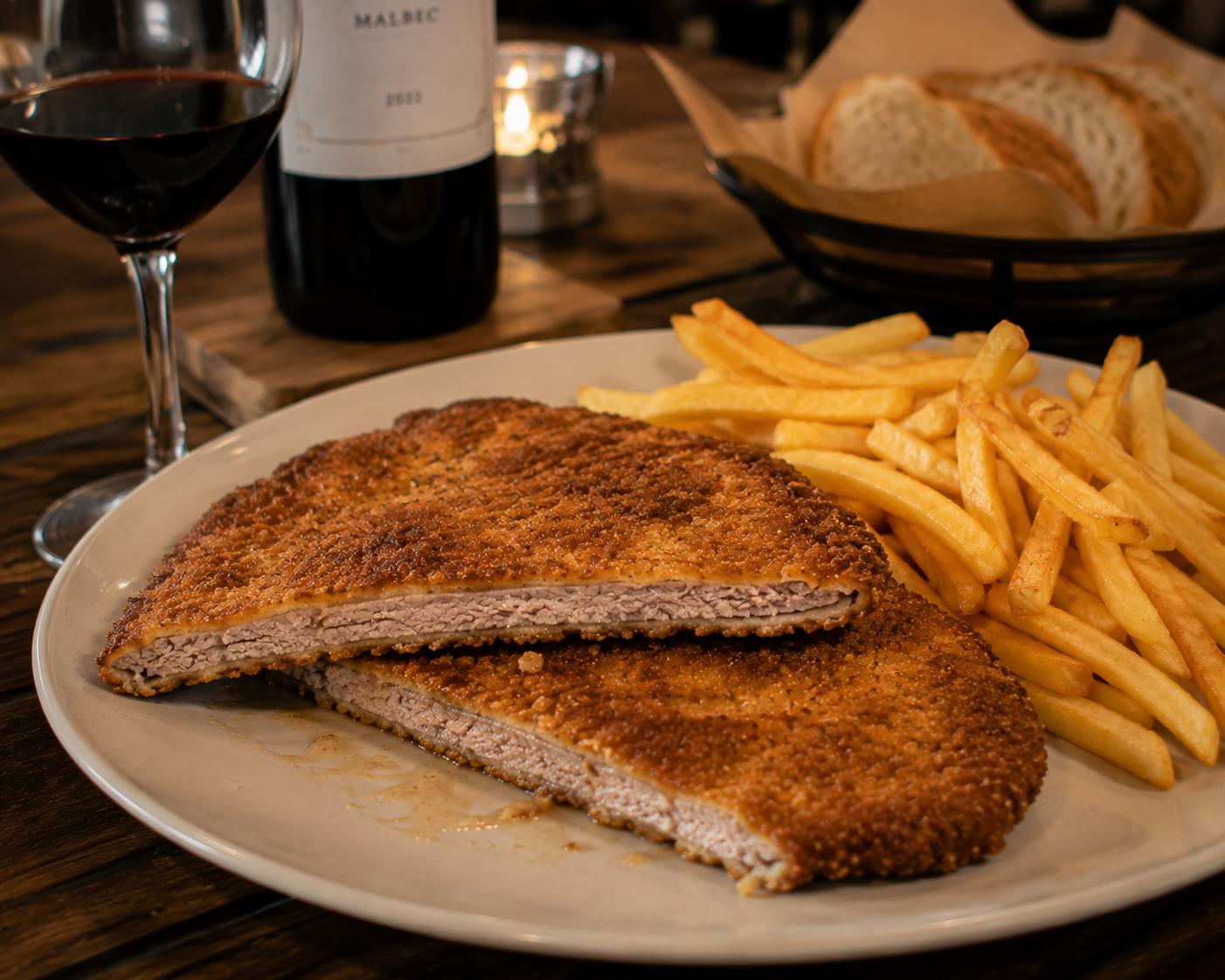 Milanesas argentines avec pommes de terre frites au disque